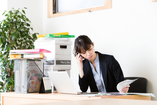 頭を抱えるほど困る女性社員